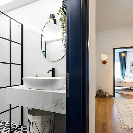 Luxury Center With Balcony Apartament